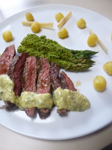 beurre,oeuf,citron,basilic thaï,huile de basilic,ail,chapelure,poudre de noisettes,piment d'espelette,asperges vertes,vinaigre balsamique,huile d'olives,parmesan,gnocchi,contrefilet limousin