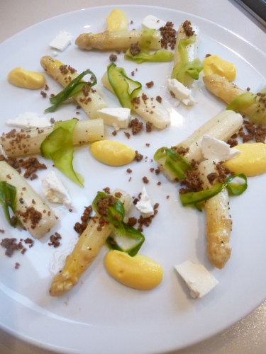 maquereau fumé,poudre de maquereau fumé,concombre,feta,asperge blanche,citron,grains de coriandre,oeuf,fond de volaille,vinaigre de cidre,sucre,crème épaisse