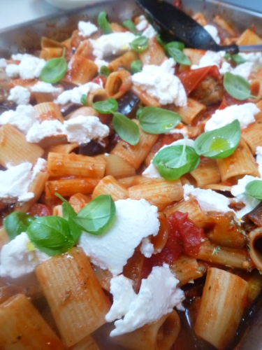 aubergines,ricotta,rigatoni,pates,huile d'olive,origan,tomates,concentré de tomates,vinaigre de vin rouge,cayenne,chili,basilic