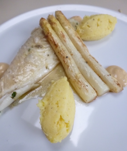 pommes de terre,lait,beurre,muscade,asoerges blanches,laurier,sucre,citron,miso,mayonnaise,huile de sésame,citron vert,tabasco,sauce soja,ail,vin blanc,oignons,zeste de citron,coriandre