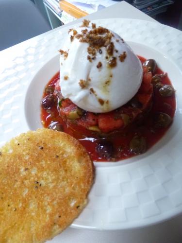burrata,tomate coeur de boeuf,coulis de tomates,basilic,huile d'olive,poudre de maquereau fumé,taggiasche,ail,piment d'espelette