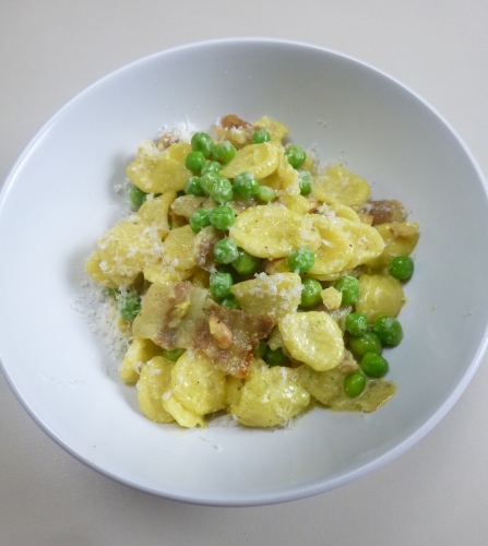 guanciale,orechiette,petits pois,parmesan,safran,crème,echalote,amandes,origan