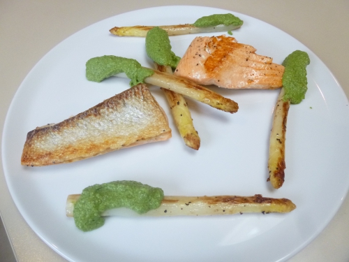 asperges blanches,saumon,huile d'olive,cresson,persil plat,cornichons,câpres,ail,echalote,oeuf,vinaigre de vin rouge,citron,moutarde,laurier