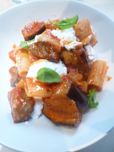 aubergines,ricotta,rigatoni,pates,huile d'olive,origan,tomates,concentré de tomates,vinaigre de vin rouge,cayenne,chili,basilic