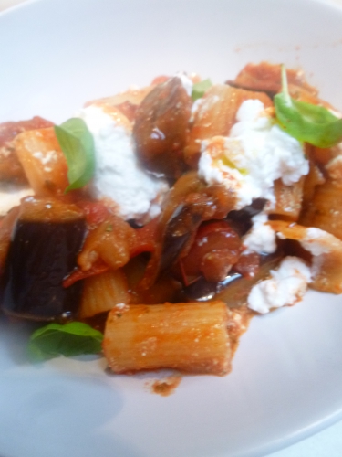 aubergines,ricotta,rigatoni,pates,huile d'olive,origan,tomates,concentré de tomates,vinaigre de vin rouge,cayenne,chili,basilic