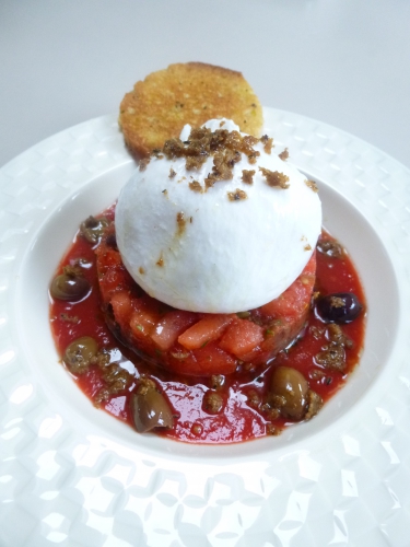 burrata,tomate coeur de boeuf,coulis de tomates,basilic,huile d'olive,poudre de maquereau fumé,taggiasche,ail,piment d'espelette