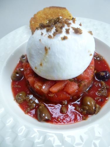 burrata,tomate coeur de boeuf,coulis de tomates,basilic,huile d'olive,poudre de maquereau fumé,taggiasche,ail,piment d'espelette