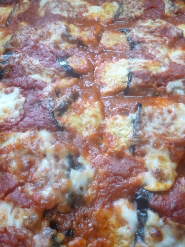 aubergines,anchois,origan,passata de tomates,capres,citron,ricotta,parmesan,ail,cayenne,basilic,mozzarella,vinaigre balsamique