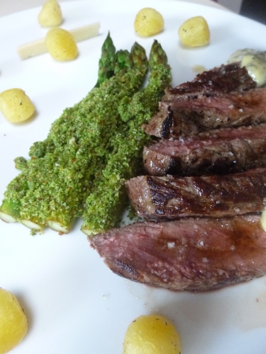 beurre,oeuf,citron,basilic thaï,huile de basilic,ail,chapelure,poudre de noisettes,piment d'espelette,asperges vertes,vinaigre balsamique,huile d'olives,parmesan,gnocchi,contrefilet limousin