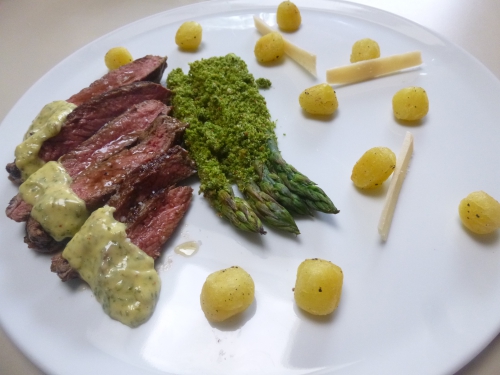 beurre,oeuf,citron,basilic thaï,huile de basilic,ail,chapelure,poudre de noisettes,piment d'espelette,asperges vertes,vinaigre balsamique,huile d'olives,parmesan,gnocchi,contrefilet limousin