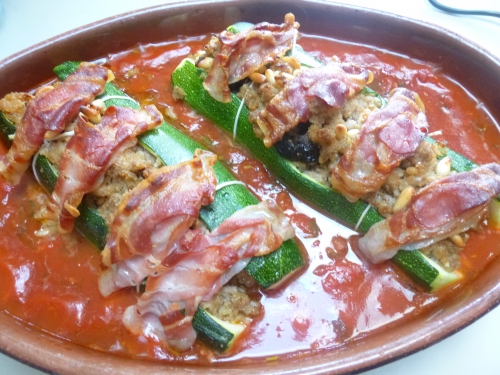 courgettes,huile d'olive,ail,cannelle,raisins secs,pignons de pin,marsala,chapelure,haché de porc,porc,pancetta,basilic,tomates,piment de cayenne