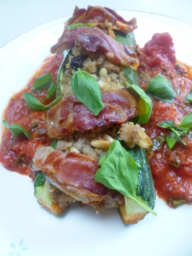 courgettes,huile d'olive,ail,cannelle,raisins secs,pignons de pin,marsala,chapelure,haché de porc,porc,pancetta,basilic,tomates,piment de cayenne