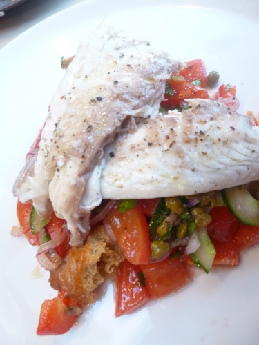 dorade,huile d'olive,ciabatta,tomates,oignon rouge,poivron rouge,câpres,concombre,anchois,basilic,vinaigre de vin rouge