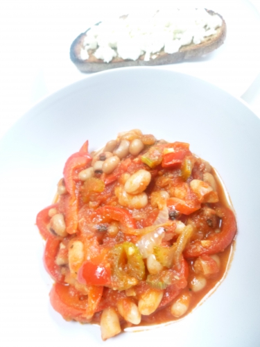 huile d'olive,oignon,céleri vert,poivron rouge,ail,concentré de tomates,tomates concassées,haricots cannellini,haricots cornille,tabsco,pain de seigle au levain,beurre,feta,sel de céleri