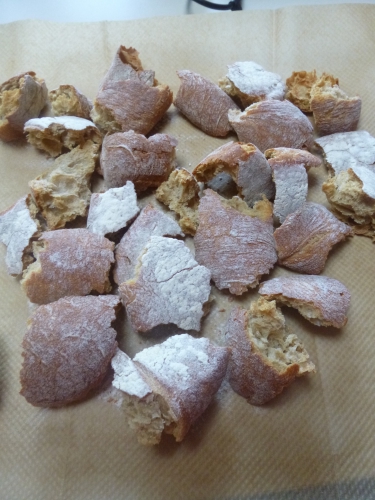 dorade,huile d'olive,ciabatta,tomates,oignon rouge,poivron rouge,câpres,concombre,anchois,basilic,vinaigre de vin rouge