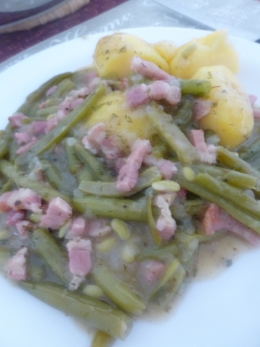 haricots verts,oignons,sarriette,citron,vinaigre,beurre,farine,lard salé,lard fûmé,bouillon de légumes,sauce worcestershire,persil