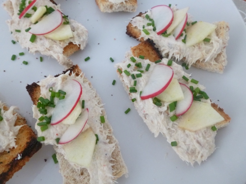 Maquereau Fumé, Fromage Blanc, Raifort, Granny Smith, Radis, Ciboulette, Piment de Cayenne, Citron 