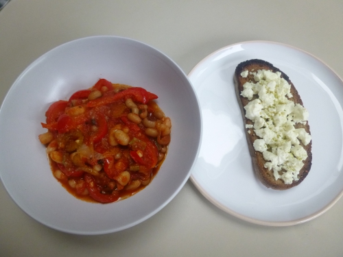huile d'olive,oignon,céleri vert,poivron rouge,ail,concentré de tomates,tomates concassées,haricots cannellini,haricots cornille,tabsco,pain de seigle au levain,beurre,feta,sel de céleri