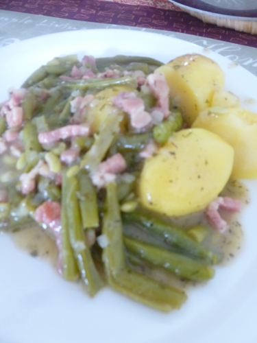 haricots verts,oignons,sarriette,citron,vinaigre,beurre,farine,lard salé,lard fûmé,bouillon de légumes,sauce worcestershire,persil
