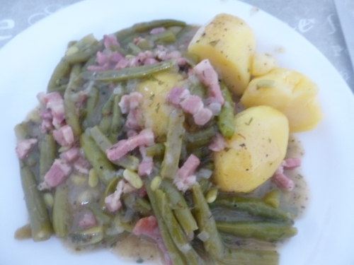haricots verts,oignons,sarriette,citron,vinaigre,beurre,farine,lard salé,lard fûmé,bouillon de légumes,sauce worcestershire,persil