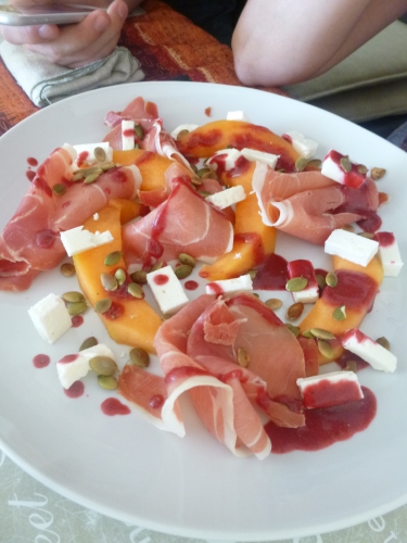 melon de cavaillon,feta,jambon serrano,graines de courge,cerises du nord,vinaigre de xères,huile d'olive,miel d'acacia,sucre