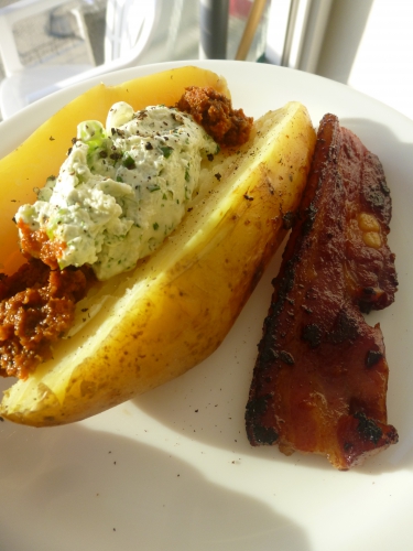 pommes de terre,lard fûmé,vinaigre de xères,sucre,huile d'olive,fromage frais,cibiulette,ail,jeunes oignons,menthe,persil plat,tomates sèchées,olives noires,anchois