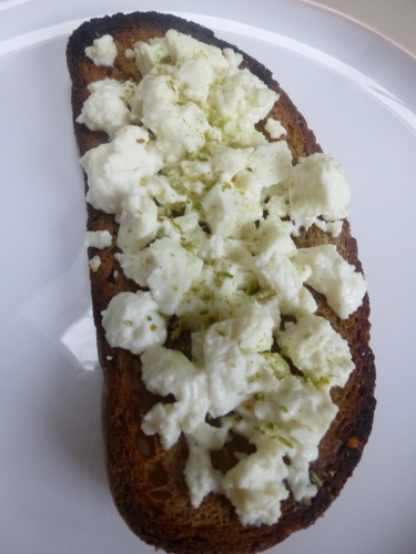 huile d'olive,oignon,céleri vert,poivron rouge,ail,concentré de tomates,tomates concassées,haricots cannellini,haricots cornille,tabsco,pain de seigle au levain,beurre,feta,sel de céleri