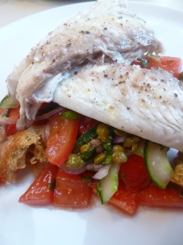 dorade,huile d'olive,ciabatta,tomates,oignon rouge,poivron rouge,câpres,concombre,anchois,basilic,vinaigre de vin rouge