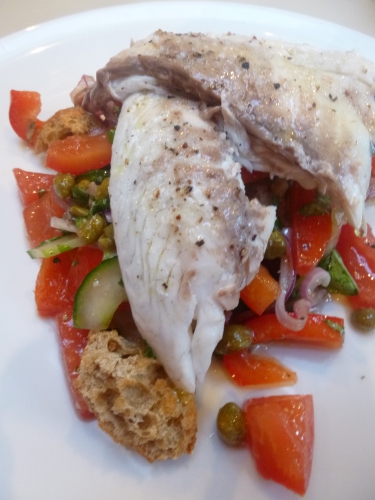 dorade,huile d'olive,ciabatta,tomates,oignon rouge,poivron rouge,câpres,concombre,anchois,basilic,vinaigre de vin rouge