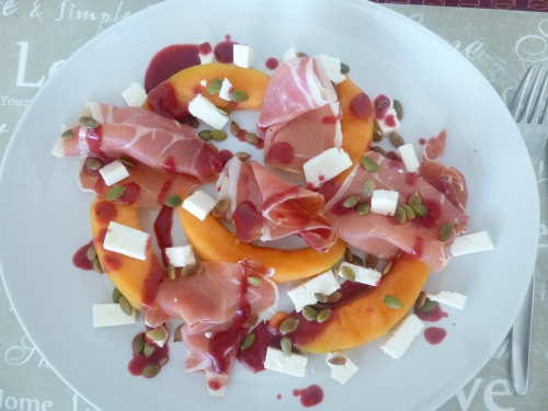 melon de cavaillon,feta,jambon serrano,graines de courge,cerises du nord,vinaigre de xères,huile d'olive,miel d'acacia,sucre