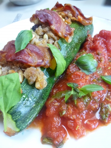 courgettes,huile d'olive,ail,cannelle,raisins secs,pignons de pin,marsala,chapelure,haché de porc,porc,pancetta,basilic,tomates,piment de cayenne