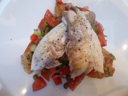 dorade,huile d'olive,ciabatta,tomates,oignon rouge,poivron rouge,câpres,concombre,anchois,basilic,vinaigre de vin rouge