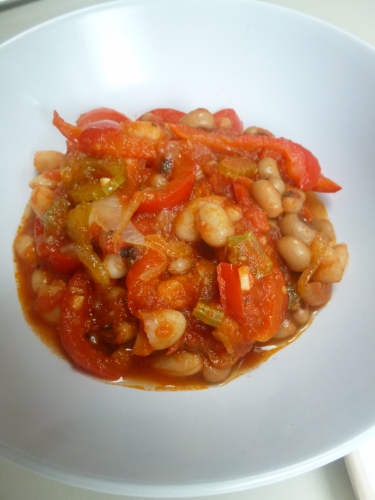 huile d'olive,oignon,céleri vert,poivron rouge,ail,concentré de tomates,tomates concassées,haricots cannellini,haricots cornille,tabsco,pain de seigle au levain,beurre,feta,sel de céleri