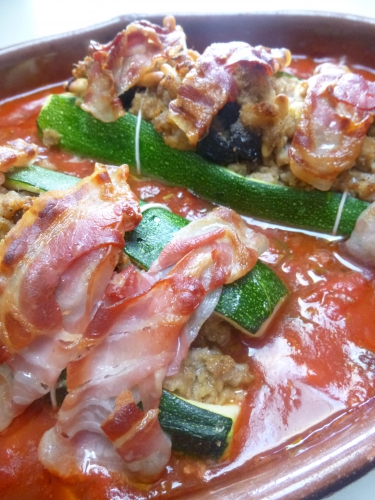 courgettes,huile d'olive,ail,cannelle,raisins secs,pignons de pin,marsala,chapelure,haché de porc,porc,pancetta,basilic,tomates,piment de cayenne