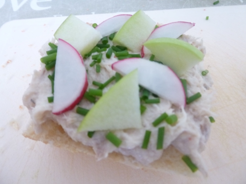 Maquereau Fumé, Fromage Blanc, Raifort, Granny Smith, Radis, Ciboulette, Piment de Cayenne, Citron 