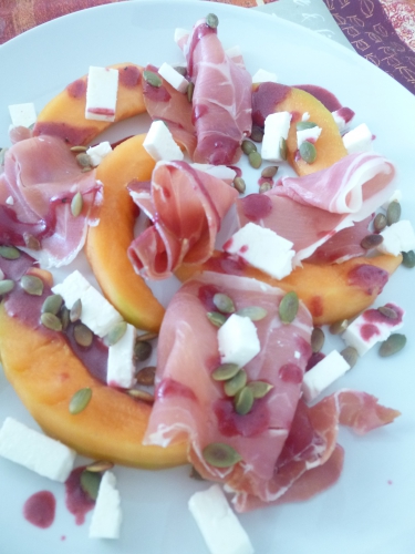 melon de cavaillon,feta,jambon serrano,graines de courge,cerises du nord,vinaigre de xères,huile d'olive,miel d'acacia,sucre