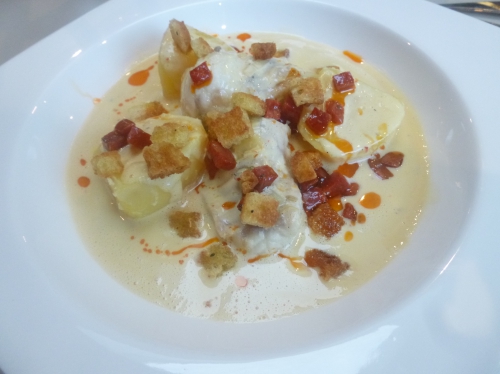 oignon,céleri,carottes,poireau,ail,vin blanc,graines de fenouil,pastis,thym,laurier,lotte,chorizo,huile d'olive,pain,orange,oeufs,pommes de terre