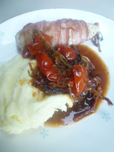 oignons rouges,oignons jaunes,tomates cerises,ail,thym,poulet,lard fumé,vinaigre balsamique