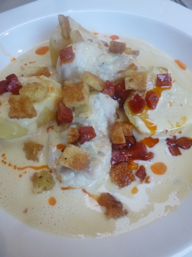 oignon,céleri,carottes,poireau,ail,vin blanc,graines de fenouil,pastis,thym,laurier,lotte,chorizo,huile d'olive,pain,orange,oeufs,pommes de terre