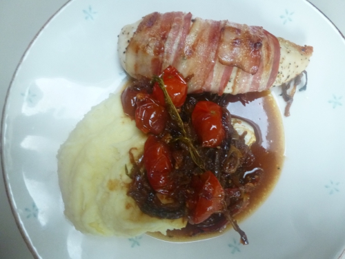 oignons rouges,oignons jaunes,tomates cerises,ail,thym,poulet,lard fumé,vinaigre balsamique