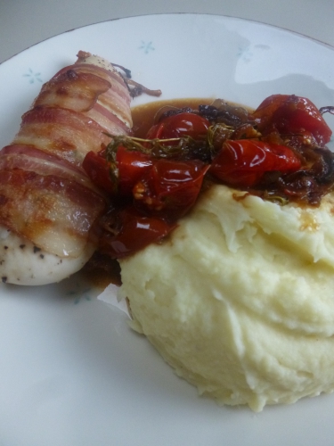 oignons rouges,oignons jaunes,tomates cerises,ail,thym,poulet,lard fumé,vinaigre balsamique