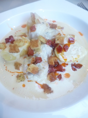 oignon,céleri,carottes,poireau,ail,vin blanc,graines de fenouil,pastis,thym,laurier,lotte,chorizo,huile d'olive,pain,orange,oeufs,pommes de terre