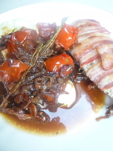 oignons rouges,oignons jaunes,tomates cerises,ail,thym,poulet,lard fumé,vinaigre balsamique