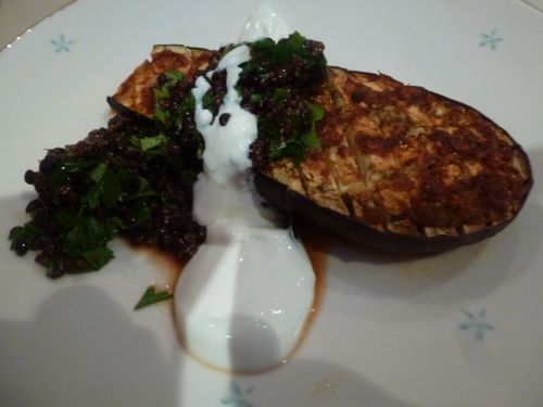 aubergines,harissa,ail,sirop de grenade,zeste de citron,huile d'olive,lentilles belluga,graines de chia,persil plat,coriandre,menthe,yaourt grec,vinaigre balsamique,jus de citron