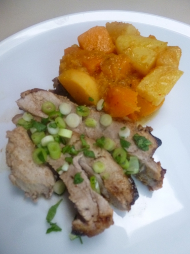 Jambon de porcelet, cumin, coriandre, gingembre, miel, sauce teriyaki, sucre brun, sucre blanc, moutarde, 5 épices, piment de cayenne, muscade, ananas, golden, navets, beurre, buternut, orange, carottes, pommes de terre, jeunes oignons, coriandre fraiche