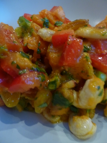 patate douce,poivron rouge,jeunes oignons,coriandre,citron vert,raisins blonds,amandes,arachides,noix de cajou,piment d'espelette,huile d'olive,sucre,vinaigre de cidre,curcuma,coriandre en poudre,cumin en poudre,sauce srirarcha