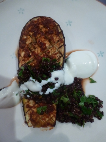 aubergines,harissa,ail,sirop de grenade,zeste de citron,huile d'olive,lentilles belluga,graines de chia,persil plat,coriandre,menthe,yaourt grec,vinaigre balsamique,jus de citron