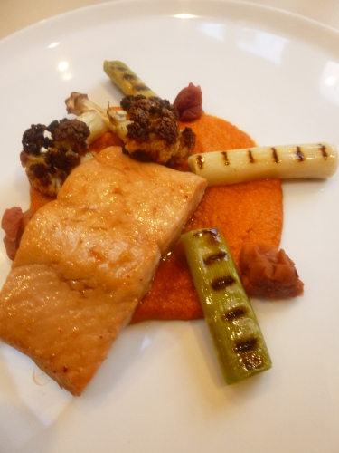 chou-fleur,beurre clarifié,poireaux,beurre,umeboshi,saumon,mirin,sauce soja,saké,piment d'espelette,sucre,pimenton,concentré de tomates,vinaigre de vin rouge,poivrons,amandes,noisettes,safran,ail,pain,huile d'olive