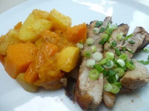 Jambon de porcelet, cumin, coriandre, gingembre, miel, sauce teriyaki, sucre brun, sucre blanc, moutarde, 5 épices, piment de cayenne, muscade, ananas, golden, navets, beurre, buternut, orange, carottes, pommes de terre, jeunes oignons, coriandre fraiche