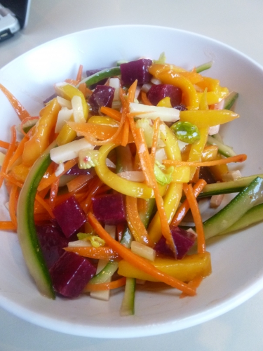 Carottes, Jeunes concombres, Mangue, Pecorino, Little Gem, Pistaches, Raisins Secs, Betterave, Citron Vert, Miel, Huile d'Olive, Piment d'Espelette